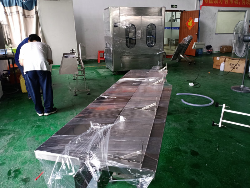 自動(dòng)液體灌裝機(jī)與市場同步走，滿足快捷式出產(chǎn)